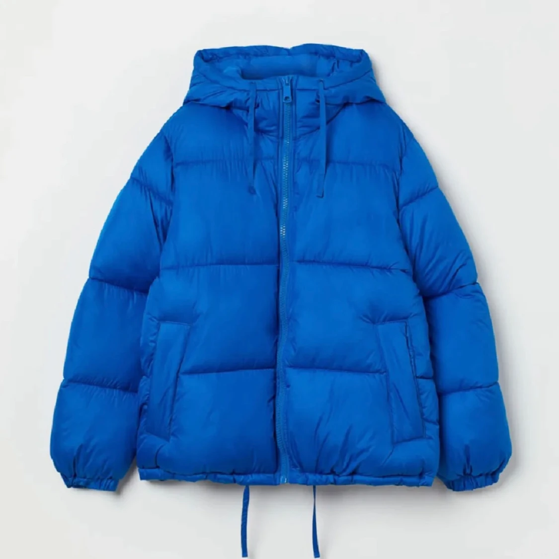 Blå pufferjacka med huva