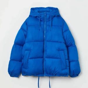 Blå pufferjacka med huva - Säljer en  blå pufferjacka med huva från HM, finns inte längre i sortimentet. Använd men sliten skulle jag säga 