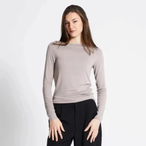 Beige långärmad topp från 157 - Säljer denna otroligt sköna tröjan i stl XS.💫 Tröjan är väldigt skön och stretchig/anpassar sig efter kroppsstorlek, i materialet ”Soft feel”.😍 Väldigt fint skick, endast använd fåtal gånger.