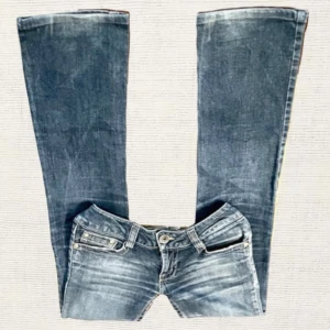 Ljusblå utsvängda jeans från ONLY - Snygga ljusblå utsvängda jeans från ONLY i mycket bra skick. Perfekt för en avslappnad stil med en modern touch. Midjemått cirka 36 cm och innerbenslängd cirka 79 cm (kolla måtten för o se om de passar - observera att de är mätta med måttband mot jeansen o att måtten kan variera beroende på hur man mäter) 🩷 storlek: 36(s)/34