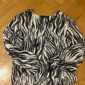 Super snygg zebra aktig blus! - Säljer denna snygga blusen då den inte passar mig! Är osäker på märket och storleken, kan därför absolut diskutera priset och gå ner! Kontakta för fler bilder eller om intresserad! 