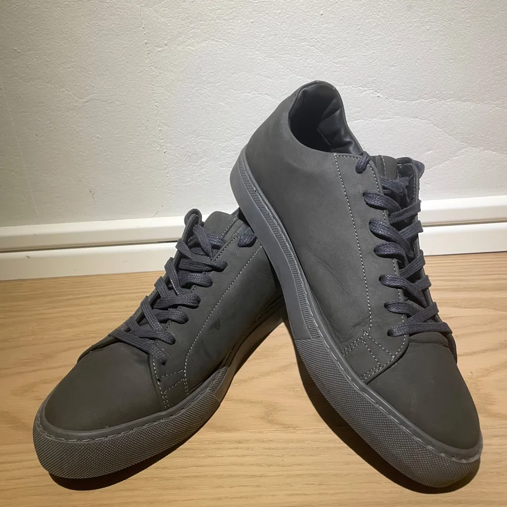 Hej! Jag säljer nu ett par Björn Borg skor som är endast använda ca 3 gånger. Jag säljer dessa nu eftersom färgen inte passade min smak. Skorna är storlek 41 Snygga grå sneakers från Björn Borg med stilren design. Skorna har snörning och är tillverkade i skinn, vilket ger en lyxig känsla. Perfekta för en avslappnad men ändå elegant look. Pris kan diskuteras vid snabb affär.. Kengät.