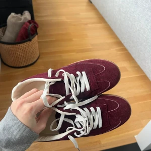 Vinröda sneakers  - Vinröda sneakers i sammet