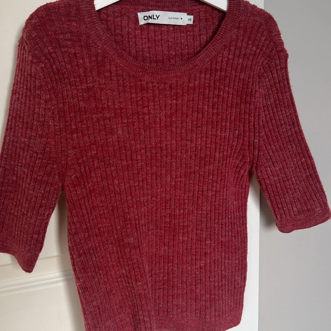 Röd ribbad tröja från ONLY