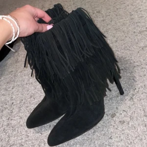 Svarta boots med fransar - Snygga svarta boots i mockaliknande material med fransdetaljer, från zara. Finns inte att köpa längre! Sparsamt använda och i ett väldigt bra skick! Bilderna är lånade av förra ägaren ☺️