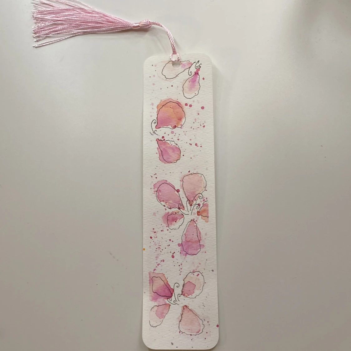 Handmålad bokmärke med blommotiv