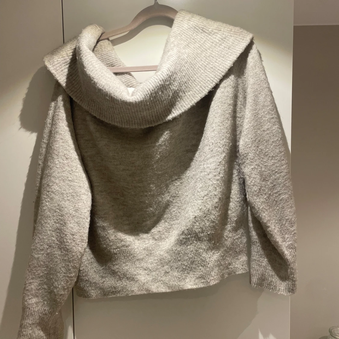 Beige stickad tröja från H&M
