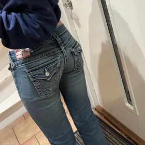 True Religion jeans!! - Säljer dessa skit snygga true religion jeansen😍De har lite slitningar längst ner vid fötterna, se bild. Säljer då de tyvärr inte passar mig💕Skriv gärna om du undrar något eller vill ha fler bilder🩷(Priset kan diskuteras💕)