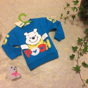 Barn Nalle Puh  tröja - Säljer en söt tröja  med ett stort björnmotiv och texten 'POOH' på framsidan. Tröjan har långa ärmar och ribbade muddar. Perfekt för barn som älskar färgglada kläder!  Stlk 1.5 -3 år . 115kr/st , helt ny 