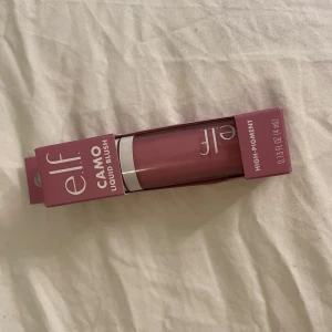 Bold-Faced Lilac blush från e.l.f. - Upptäck e.l.f. Camo Liquid Blush i den trendiga nyansen Bold-Faced Lilac. Denna flytande rouge har hög pigmentering och ger en fräsch, naturlig look. Perfekt för att bygga upp färgintensitet efter önskemål.