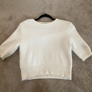 Stickad topp  - Superfin stickad topp från Zara, använd få gången och är i bra skick🥰