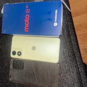 Motorola Moto E14 med skal - Säljer en Motorola Moto E14 i grön färg tillsammans med ett genomskinligt skal. Telefonen har en stilren design. Perfekt för dig som söker en pålitlig smartphone med grundläggande funktioner. Originalförpackning medföljer.