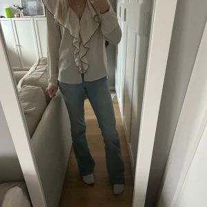 Beige blus  - Jag säljer denna blus då den inte kommer till användning.