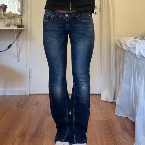 Blå bootcut jeans - Sjukt snygga blå bootcut jeans! De är i mycket bra skick. Jag är 167 cm lång. Midjemått 42 cm innerbenslängd 80 cm