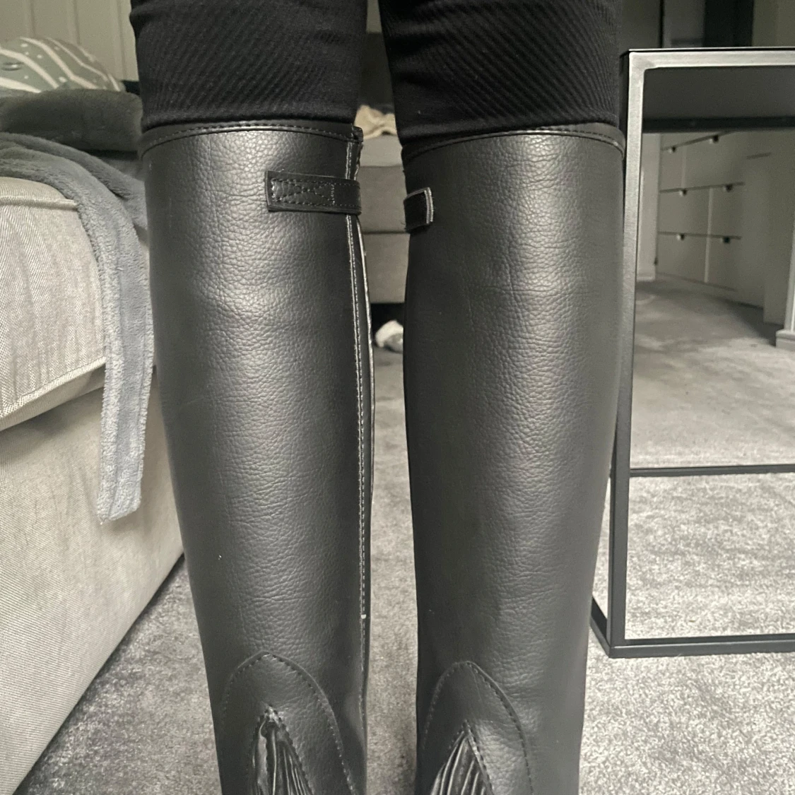 Svarta chaps med dragkedja