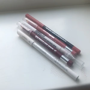 Samling av läppennor och eyeliners - Säljer en samling av läppennor och eyeliners i olika färger. Inkluderar märken som Essence och Maybelline. Perfekt för att skapa både subtila och dramatiska looks. Färgerna varierar från neutrala till djärva nyanser.