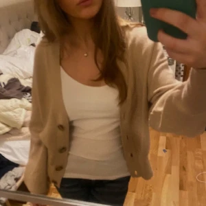 Fin stickad kofta från InWear - Så mysig finstickad kofta från InWear. Stilren och så fin. Orginalpris 599