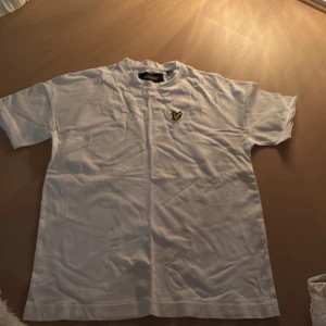 Vit t-shirt lyle & scott  - Säljer en klassisk vit t-shirt från Lyle & Scott.        T-shirten har en normal passform och är tillverkad i mjuk bomull. Perfekt för en avslappnad stil.