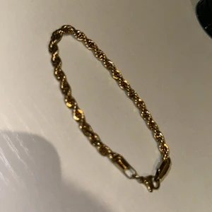Guld Cordell armband - Guld cordell armband. 19cm lång. Riktigt fin. Den är rostfri och har inga skador. Den glänser som en ny. Priset kan diskuteras, skriv i dm via intresse.