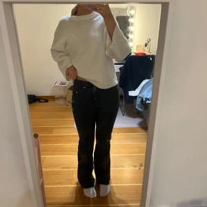 Svarta jeans  - Svarta mid waist jeans 