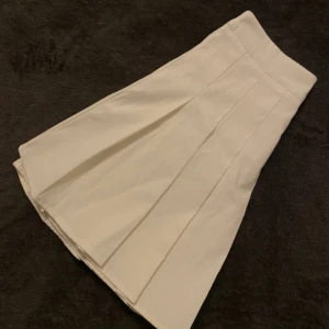 Fin tennis kjol - Fin vit kjol i bra stick 