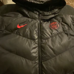 PSG jacka - Tja säljer denna psg jackan som är köpt för 1500kr fast säljer den för 250kr skick 7/10 på grund av den har några hål som syns och är inte så stora.