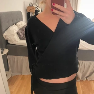 Svart omlott tröja - Säljer denna superfina omlott kofta från Other stories. Tröjan är använd och därav ganska nopprig utöver de inga defekter, dock är de inget man lägger märke till. Nypris på tröjan är 790🩷