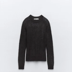 Brun stickad tröja från Zara - Snygg brun stickad tröja från Zara med långärmad design. Perfekt för kyligare dagar med sin klassiska stil och bekväma passform. Helt i nysick 