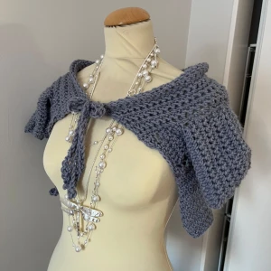 Lila virkad kofta - Virkad kofta i en lilablå färg. Perfekt utanpå ett linne!