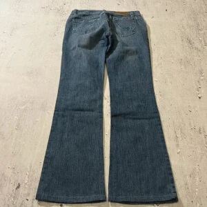 Lågmidjade jeans - As najs Lågmidjade jeans som tyvärr är lite för tighta för min smak! Midjemåttet är 38cm och de är lite lite korta på mig som är 170cm lång ❤️❤️ men väldigt najs färg och fickor i övrigt!!