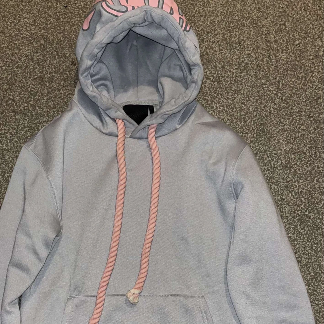 Ljusblå hoodie med rosa detaljer - 1