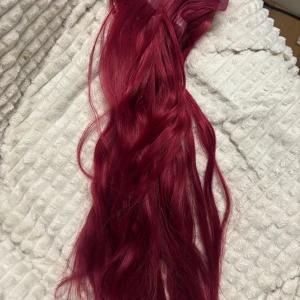 Vinrött löshår!✨ - Säljer vinrött löshårs, 45 cm och 2 paket (40 slingor) ifrån beauty concept, använt i typ ish 2 veckor och duschat med de 2 gånger❤️ man får köpa ny tejp till håret, men annars som nytt, inköpt för ungefär 1200 kr