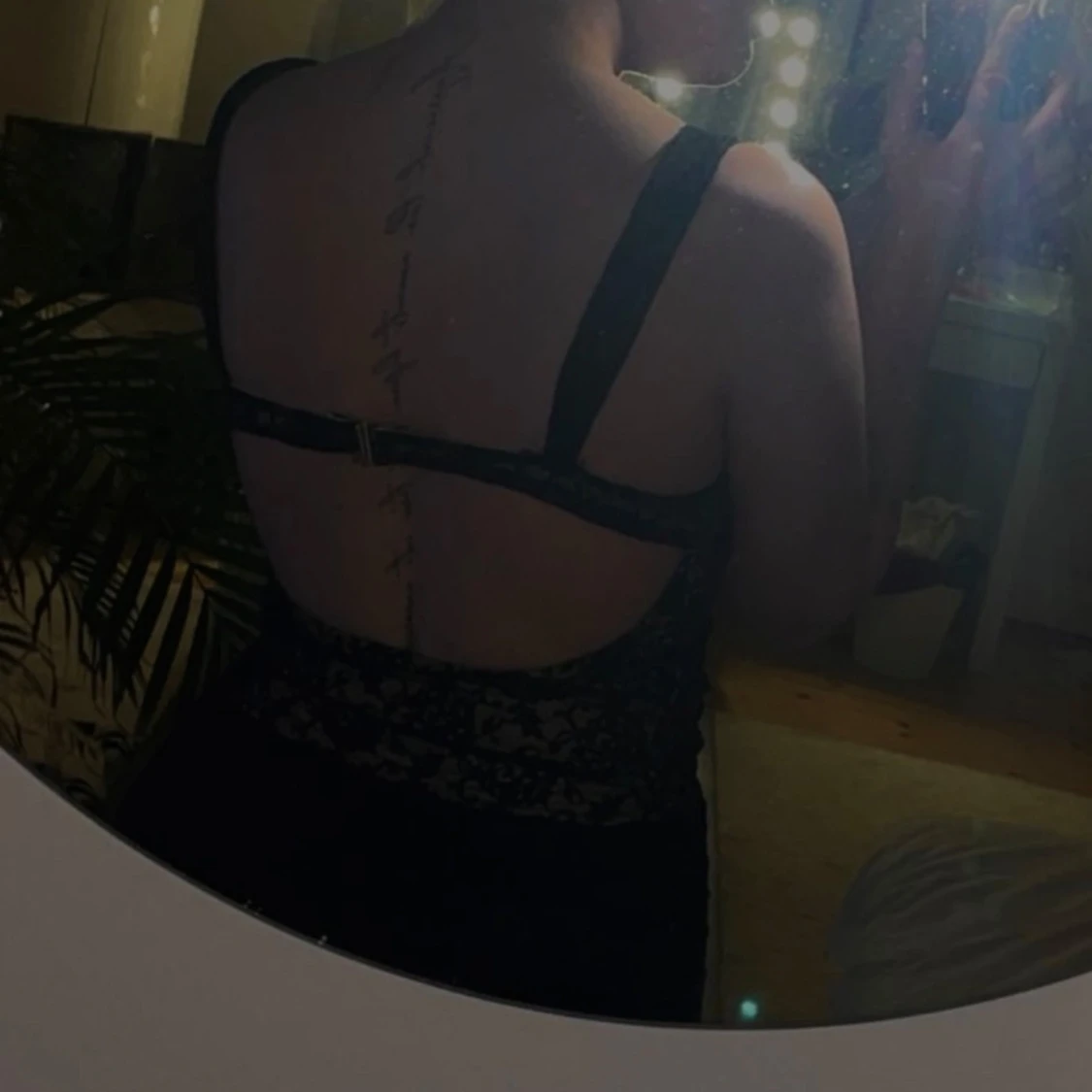 Svart spetslinne med öppen rygg - 92