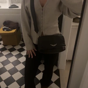 Zadig och Voltaire väska med både kejda och axelband 💕 - Rymlig Zadig & voltaire väska i svart. Väskan är i nyskick och kommer med både kedja och axelband, skriv för fler bilder💕 Väskans nypris är 5150kr Pris går att diskutera💕💕