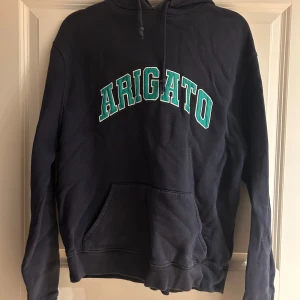 Blå hoodie från Axel Arigato - Säljer en blå grön  hoodie från Axel Arigato,de är en unisex tröja i storlek S, den har inga skador och är i fint skick, vid frågor eller intresse är det bara höra av sig!!