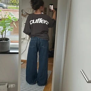 Blå wide jeans - Snygga blå jeans med en wide passform. Perfekta för en avslappnad stil. De har en klassisk design med fickor och en bekväm midja.