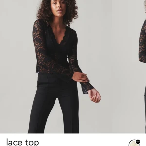 Svart spetsblus - Snygg svart spetsblus med långärmad design och v-ringad hals. Köpt för 300kr från ginatricot. Storlek xxs. Fråga mig om ni har några frågor❤️