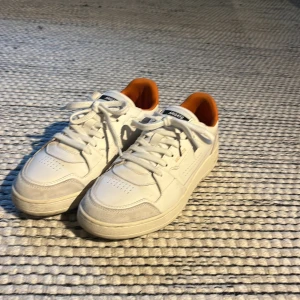 Dice lo Axel Arigato - Ett par snygga dice lo. Dom är i väldigt bra skick använd ett fåtal gånger. Storlek 41. Pris kan diskuteras lite