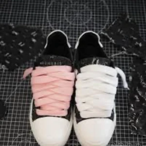 Numeris Atelier Pink Denim - Säljer nu ett par helt oanvända skor från Numeris i storlek 42. Riktigt stilrena och går att matcha med mycket då det följer med både rosa och vita skosnören, enda anledningen för att jag säljer dem är att det inte går att byta ut storleken. Pris går att diskutera, nypris ligger på 2500kr. (Använder bilder från google då jag inte är hemma just nu, men om du vill ha bild på just det här paret så är det bara att fråga!)