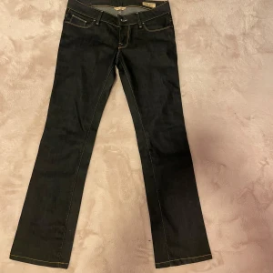 Lågmidjade bootcut jeans guess - Snygga mörkblåa jeans från Guess. Väldigt Lågmidjade och är bootcut 