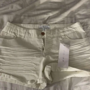 Vita shorts från Amisu - Snygga vita shorts från Amisu med klassisk design och knappstängning. De har fickor både fram och bak, vilket ger en praktisk touch. Perfekta för varma sommardagar och enkla att matcha med olika toppar. 🩳✨Fråga om bilder💕