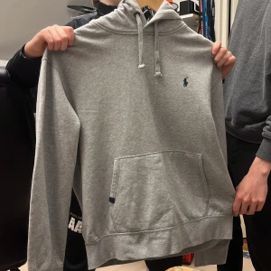 Grå hoodie från Ralph Lauren - Grå hoodie i bra skick. Använd ett fåtal gånger men ser ut som ny. Går att pruta.