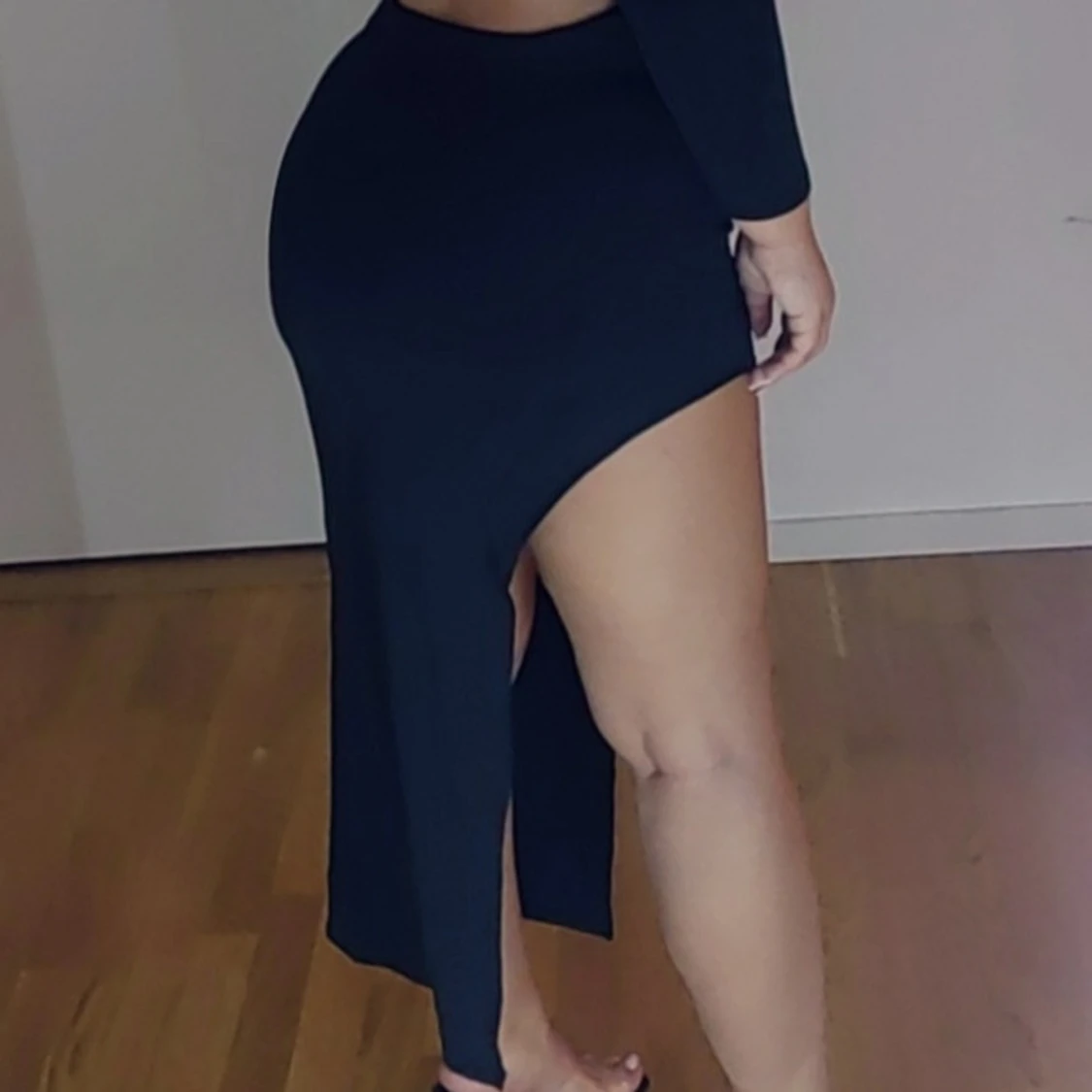 Svart klänning med öppen rygg - 91