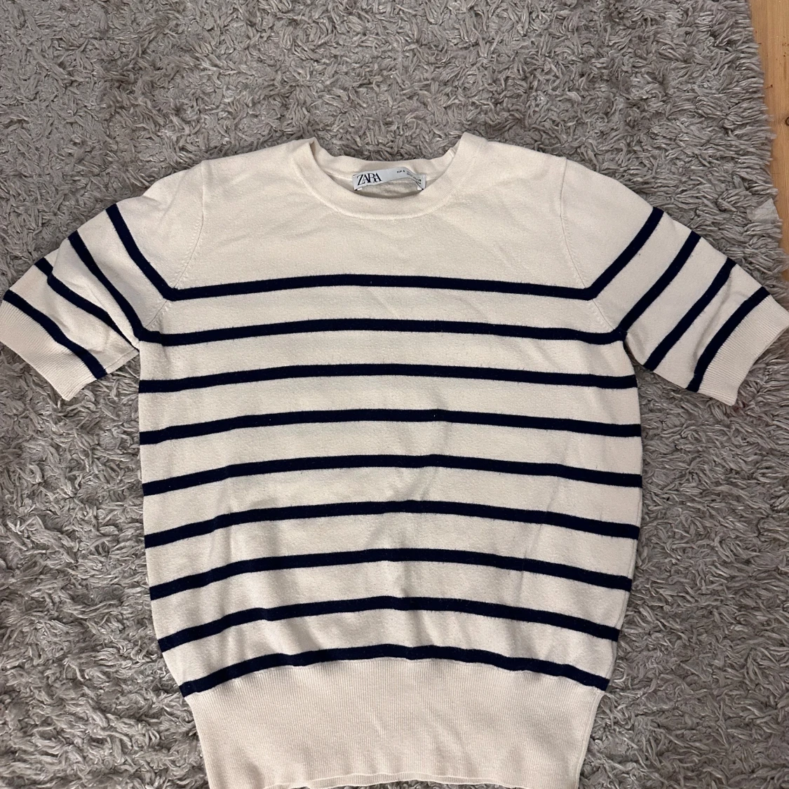 Vit och marinblå randig tröja från Zara