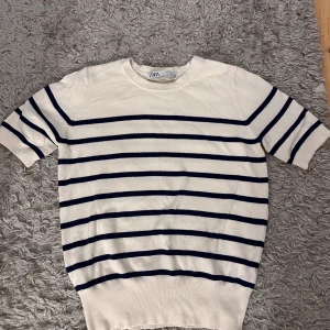 Vit och marinblå randig tröja från Zara - Säljer en stilren vit tröja med marinblå ränder från Zara. Säljer då den ej kommer till användning! Inga fel