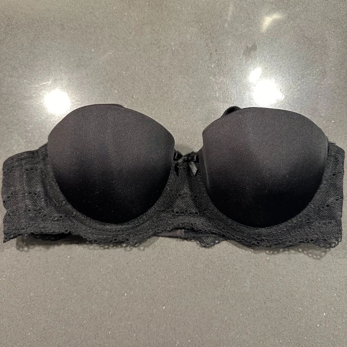 Svart axelbandslös bh med spetsdetaljer - 90
