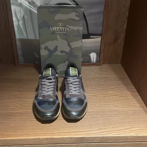 Valentino rockrunners - Mörkblåa camoflage rockrunners | Strl 44,5 | Cond 10/10 | Nypris cirka 5650 / Mittpris 2350 | Såklart äkta⚜️ | Box medföljer! 