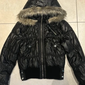 Y2k vintage jacka - Såå snygg vintage svart jacka med päls på huvan. Jackan har ett inre slags foder man kan dra upp som håller en extra varm för kyliga dagar. Står m men passar xs-m beroende på hur man vill att den ska sitta💕Skriv vid minsta fråga💕