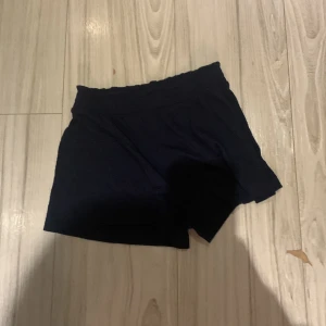 Svarta shorts från H&M - Säljer ett par svarta shorts från H&M. Perfekta för en avslappnad stil. De har en enkel design och är gjorda i ett bekvämt material.