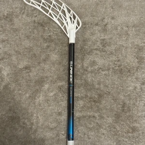 Innebandyklubba från Unihoc - Säljer en stilren innebandyklubba från Unihoc med svart och blå design. Klubban har ett vitt blad och ett vitt grepplinda som är andvänt men det går att köpa en ny. Bra pris för en unihoc som är i bra kvalité 91/92 cm 